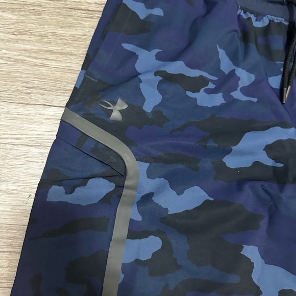 Under Armour Men's Blue Camo joggers - Picture 2 of 9